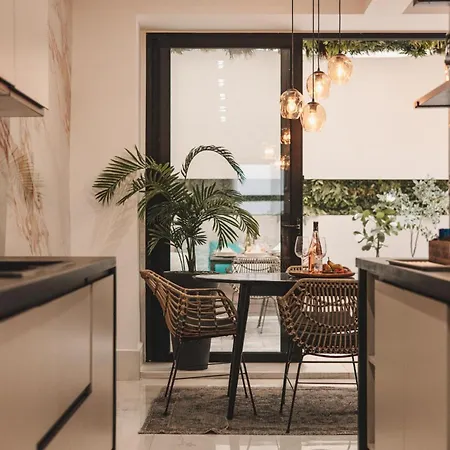 Luxury Moments From The Promenade Слима