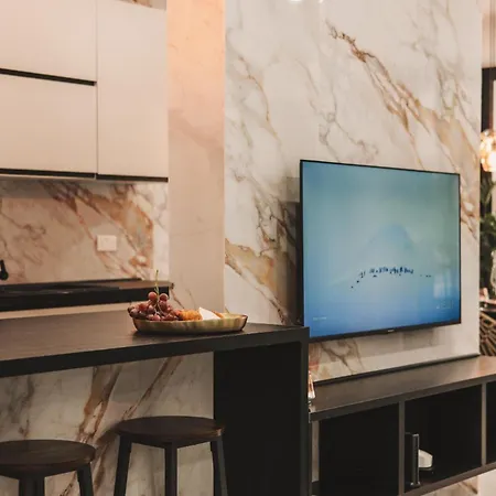 Luxury Moments From The Promenade Слима