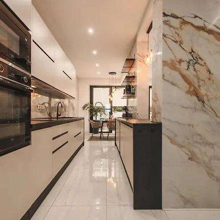 Luxury Moments From The Promenade Апартаменты Слима