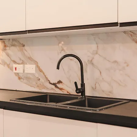 Luxury Moments From The Promenade Слима