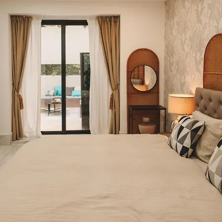 Luxury Moments From The Promenade Слима