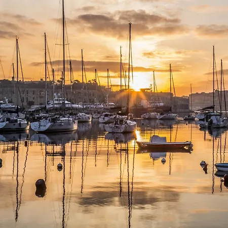 Luxury Moments From The Promenade Апартаменты Слима