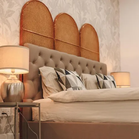 Luxury Moments From The Promenade דירה